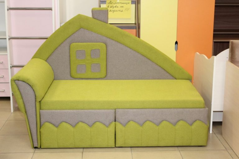 Мягкий диван в детскую комнату
